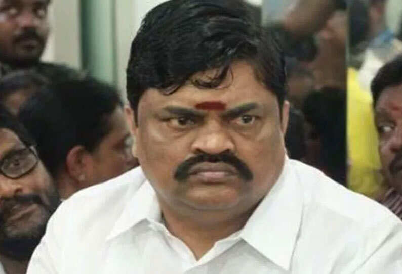 மோசடி வழக்கு : ராஜேந்திர பாலாஜியை பிடிக்க பெங்களூரு விரைந்தது தடைப்படை..