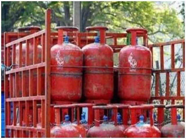 கேஸ் விலை உயர்வு.. இன்று மக்கள் சமையல் கேஸ் சிலிண்டர்களை ஒப்படைக்க வேண்டிய சூழ்நிலை.. காங்கிரஸ்