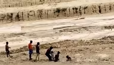  புதைக்குழிக்குள் சிக்கிய சிறுவன்.. சாதூரியமாக மீட்ட இளைஞர்கள்.. குவியும் பாராட்டு..