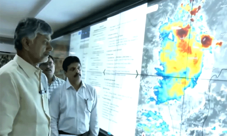 வெள்ளக்காடான ஆந்திரா, தெலங்கானா: 31 பேர் உயிரிழப்பு.. தவிக்கும் மக்கள்..