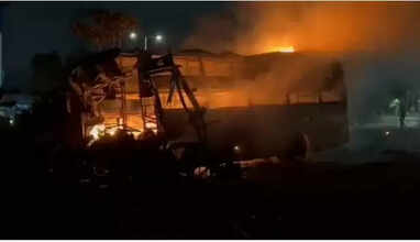 லாரி - பேருந்து மோதி விபத்து  : 12 பேர் பரிதாப பலி.. 