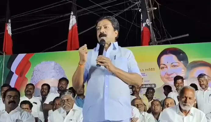 கார், பங்களா தருகிறோம் என புதிதாக அரசியலுக்கு வந்தவர் கூறுகிறார்! இதனை ட்ரம்ப்பால் கூட கொடுக்க முடியாது- சி.வி.சண்முகம்