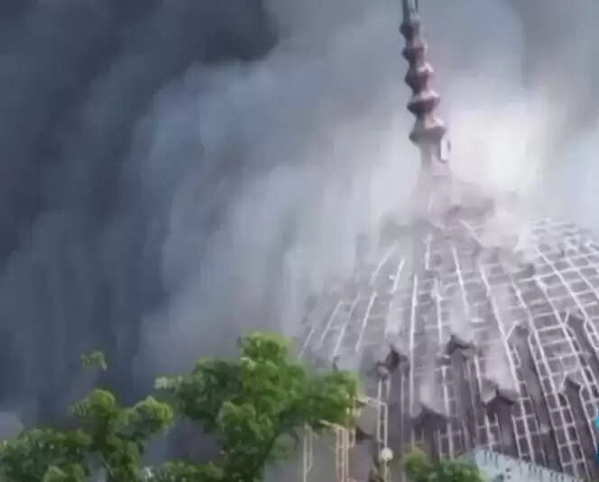 இந்தோனேசியா மசூதியில் பயங்கர தீ விபத்து: இடிந்து விழுந்த கோபுரம்.. வைரலாகும் வீடியோ.. 