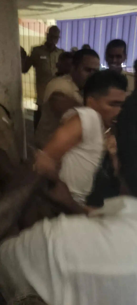 அண்ணாநகர் டவர் மீது ஏறி தற்கொலைக்கு முயன்ற காவலர்..!! கமிஷ்னர் உடனே வர வேண்டும் என அடம்பிடித்ததால் பரபரப்பு..