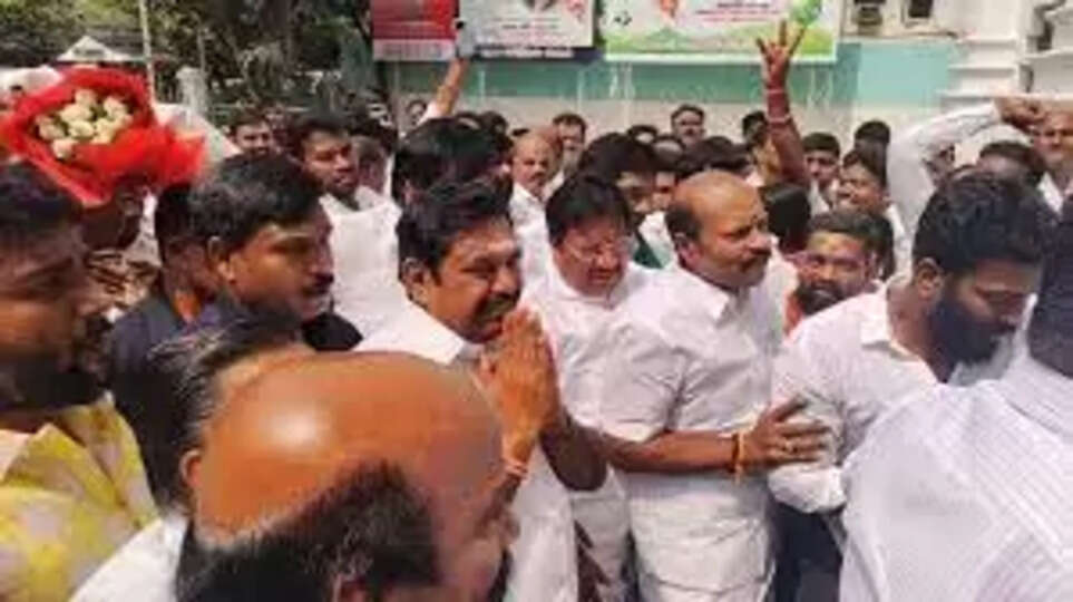 அதிமுக தலைமை அலுவலகத்திற்கு திடீர் விசிட் அடித்த இபிஎஸ்.. 