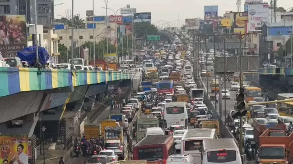 பல்லாவரத்தில் ஸ்தம்பித்த போக்குவரத்து.. கல்லூரி பேருந்தால்  வாகன ஓட்டிகள் தவிப்பு..!!