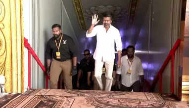 "உங்கள் விஜய் உயிரென வரட்டா" என்ற பாடல் ஒலிக்க மேடைக்கு வந்தார் விஜய்