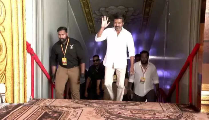 "உங்கள் விஜய் உயிரென வரட்டா" என்ற பாடல் ஒலிக்க மேடைக்கு வந்தார் விஜய்