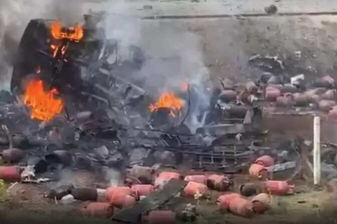 அரியலூரில் பரபரப்பு... வெடித்து சிதறிய சிலிண்டர்கள்- உருகுலைந்த லாரி