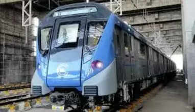 சென்னை பூந்தமல்லி- போரூர் இடையேயான ஓட்டுநர் இல்லா மெட்ரோ ரயிலின் 3 ம் கட்ட சோதனை ஓட்டம் நாளை மறுநாள் நடைபெற உள்ளது   சென்னையில் 2 ம் கட்ட மெட்ரோ ரயில் பணிகள் 118.9 கி.மீ தூரத்திற்கு 3 வழித்தடங்களில் நடைபெற்று வருகிறது. இதில் கலங்கரை விளக்கம் முதல் பூந்தமல்லி இடையிலான 26.1கிலோ மீட்டர் தூரத்திலான 4வது வழித்தடத்தில் முதற்கட்ட சோதனை ஓட்டம் பூந்தமல்லி பணிமனை முதல் முல்லைத் தோட்டம் வரை 2.5 கி.மீ தொலைவுக்கு 25 கி.மீ வேகத்திலும், 2ம் கட்ட சோதனை ஓட்டம் பூந்தமல்லி பணிமனை முதல் போரூர் வரை 9.5 கி.மீ தொலைவுக்கு 35-40 கி.மீ வேகத்திலும் மேற்கொள்ளப்பட்டது.  இதனைத் தொடர்ந்து தற்போது மூன்றாம் கட்ட சோதனை ஓட்டம் நாளை மறுநாள் மாலை பூந்தமல்லி -போரூர் இடையே 9.5 கி.மீ தூரத்திற்கு 40-50 கி.மீ வேகத்தில் இயக்கப்பட உள்ளதாகவும் இதுவரை பூந்தமல்லி பணிமனையில் தொடங்கி போரூர் நோக்கி சோதனை ஓட்டம் நடைபெற்ற நிலையில் இந்த முறை மறு மார்க்கமாக போரூரில் இருந்து பூந்தமல்லி பணிமனை நோக்கி இரயில் இயக்கப்பட உள்ளதாக மெட்ரோ ரயில் நிறுவன அதிகாரிகள் தெரிவித்துள்ளனர்.