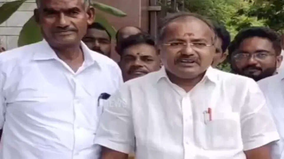 “அன்புமணி பதவிக்காக அப்பாவை விட்டு போகிறார்”- பா.ம.க. எம்.எல்.ஏ.அருள்