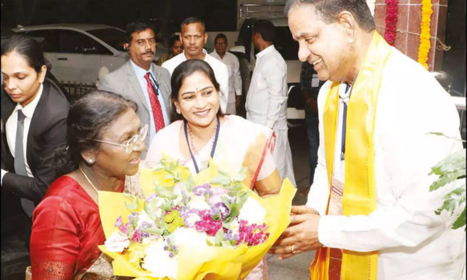 திருப்பதி ஏழுமலையான் கோயிலில் சாமி தரிசனம் செய்த ஜனாதிபதி திரௌபதி முர்மு ..!