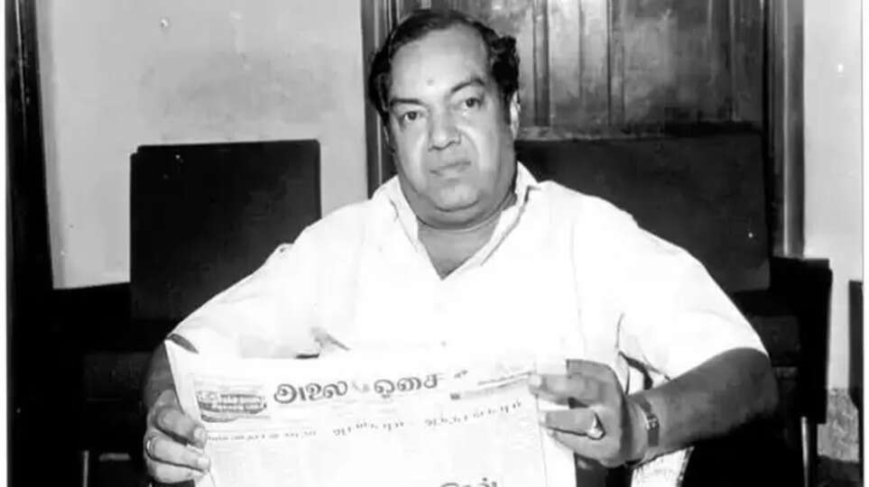 கவியரசு கண்ணதாசனின் 96வது  பிறந்தநாளை முன்னிட்டு  சென்னை தி.நகரில் உள்ள அவரது திருவுருவச் சிலைக்கு தமிழக அரசு சார்பில் அமைச்சர்கள் மாலை அணிவித்து மரியாதை செலுத்தினர்.    கவியரசு கண்ணதாசனின் 96வது பிறந்தநாள் இன்று கொண்டாடப்படுகிறது. 1927 ஆம் ஆண்டு திருப்பத்தூர் அருகேயுள்ள சிறுகூடல்பட்டியில்  பிறந்தவர் கண்ணதாசன். முத்தையா எனும் இயற்பெயர் கொண்ட இவர்,  சிறு வயது முதலே எழுத்தாற்றல், புத்தக வாசித்தலில் மிகுந்த ஆர்வம் கொண்டவராக திகழ்ந்தார்.  அதன்பேரிலேயே  பின்நாளில் கவிதைகள், இலக்கியம், சிறுகதைகள், நாடகங்கள் போன்றவற்றில் தனித்தன்மையோடு சிறந்து விளங்கினார். திருமகள், திரைஒலி, மேதாவி, சண்டமாருதம், தென்றல், கண்ணதாசன் மாத இதழ், கடிதம் ஆகிய இதழ்களின் ஆசிரியராக  பணியாற்றிய அவர்,  மாங்கனி, ஆட்டனத்தி - ஆதிமந்தி, கவிதாஞ்சலி, தைப்பாவை, பாண்டிமாதேவி ஆகிய மிகச் சிறந்த காவியங்களையும் படைத்தார்.  மேலும் 20க்கும் மேற்பட்ட நவீனங்கள் மற்றும் கட்டுரை நூல்களையும் எழுதியிருக்கிறார்.    குறிப்பாக, அர்த்தமுள்ள இந்துமதம், இயேசு காவியம் ஆகியவை  வாசகர்களின் ஏகோமித்த  வரவேற்பைப் பெற்றது. இவரது “அழகி” என்னும் கவிதை ஆங்கிலம், இந்தி, தெலுங்கு ஆகியவற்றில் மொழிபெயர்ப்பு  செய்யப்பட்டுள்ளது.  மேலும், தமிழகத் திரையுலகில்  புகழ்பெற்ற திரைப்படப் பாடலாசிரியராகவும், சிறந்த கவிஞராகவும் விளங்கினார்.   10க்கும் மேற்பட்ட திரைப்படங்களுக்கு கதை வசனமும், ஐயாயிரத்திற்கும் மேற்பட்ட திரைப்படப் பாடல்களையும்  எழுதியிருக்கிறார் கண்ணதாசன்.  1970 ஆம் ஆண்டு மத்திய, மாநில அரசின் சிறந்த பாடலாசிரியருக்கான விருது  வென்ற அவர், 1978 ஆம் ஆண்டு தமிழ்நாடு அரசின் அரசவைக் கவிஞரானார்.  1979 ஆம் ஆண்டு சாகித்ய அகாடமி விருது பெற்றார்.  ஒவ்வொரு ஆண்டும் ஜூன் மாதம் 24ஆம் நாள் அவருடைய பிறந்த நாளுக்குச் சிறப்புச் சேர்க்கின்ற வகையில், தமிழ்நாடு அரசின் சார்பில் மரியாதை செய்யப்பட்டு வருகிறது. அந்தவகையில் இன்று  கவியரசு கண்ணதாசன் அவர்களின் 96ஆவது பிறந்த நாளை முன்னிட்டு,  காலை 9.30 மணியளவில் சென்னை, தியாகராயர் நகர், கோபதி நாராயணா சாலையில் அமைந்துள்ள  அவரது   திருவுருவச் சிலைக்கு தமிழ்நாடு அரசின் சார்பில் , அமைச்சர்கள் மாலையணிவித்து மரியாதை செலுத்தினர்.   