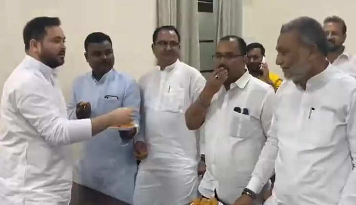 தனது கட்சியில் இணைந்த ஏ.ஐ.எம்.ஐ.எம். கட்சி எம்.எல்.ஏ.களுக்கு இனிப்பு வழங்கிய தேஜஸ்வி யாதவ்