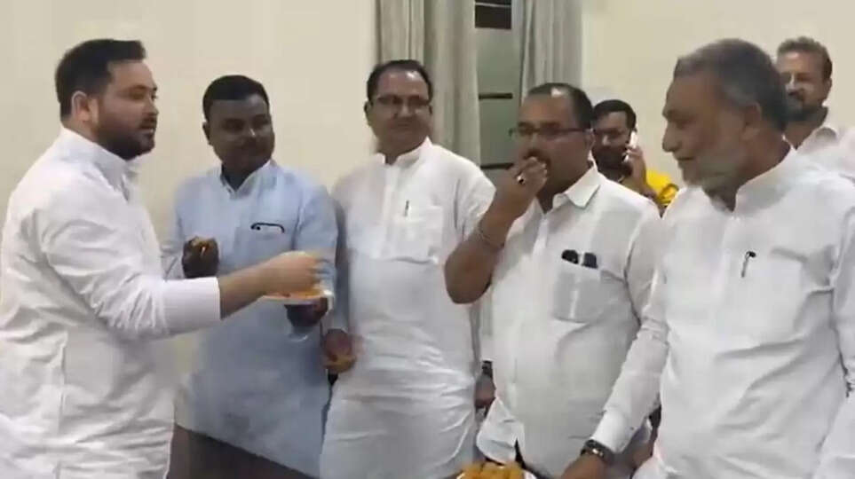 தனது கட்சியில் இணைந்த ஏ.ஐ.எம்.ஐ.எம். கட்சி எம்.எல்.ஏ.களுக்கு இனிப்பு வழங்கிய தேஜஸ்வி யாதவ்