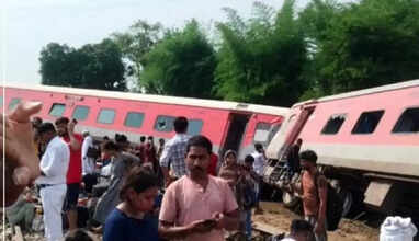 #Breaking உத்தரப்பிரதேசத்தில் பயணிகள் ரயில் தடம் புரண்டு பயங்கர விபத்து
