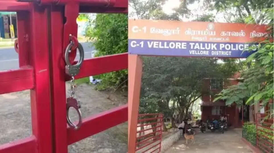 போலீஸ் ஸ்டேனுக்கு கை விலங்கால் பூட்டு... ஆச்சர்யத்துடன் பார்த்து செல்லும் மக்கள்