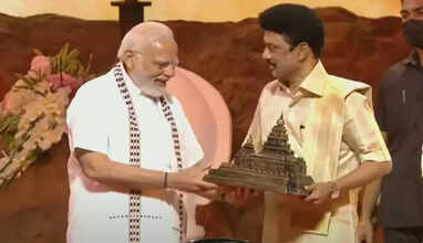  &lsquo;மாமல்லபுர மர சிற்பம்&rsquo; - பிரதமர் மோடிக்கு நினைவுப் பரிசு வழங்கிய முதல்வர்..