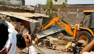 புல்டோசர் மூலம் வீடுகள் இடிப்பு