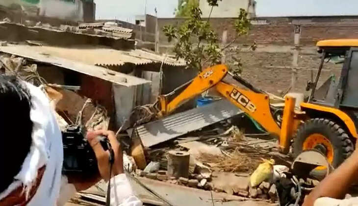 புல்டோசர் மூலம் வீடுகள் இடிப்பு