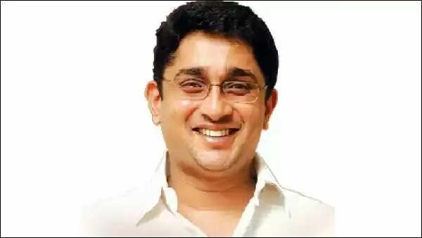 ஈரோடு கிழக்கு தொகுதி எம்.எல்.ஏவுமான திருமகன் ஈவெரா திடீரென காலமானார்.. ஈரோடு மாவட்டம் கிழக்கு தொகுதி, காங்கிரஸ் சட்டமன்ற உறுப்பினராக இருந்து வந்தவர் திருமகன் ஈவெரா... இவர் திடீரென ஏற்பட்ட மாரடைப்பு காரணமாக காலமானார். இவர் காங்கிரஸ் மூத்த தலைவர் ஈ.வி.கே.எஸ். இளங்கோவனின் மகன் ஆவார்.. திருமகன் ஈ.வெ.ரா , 2021ம் ஆண்டு சட்டமன்ற தேர்தலில் காங்கிரஸ் கட்சி சார்பில் ஈரோடு கிழக்கு தொகுதியில் போட்டியிட்டு வெற்றிபெற்று எம்.எல்.ஏ ஆனார். 45 வயதாகும் இவர் தமிழக காங்கிரஸ் கட்சியில் மாநில பொதுச் செயலாளராகவும் இருந்து வந்தார். ஈரோட்டில் 59 ஆண்டுகளுக்கு பிறகு காங்கிரஸ் கட்சியை வெற்றி பெற வைத்த சிறப்பு திருமகனுக்கு உண்டு. இந்நிலையில் கடந்த சில தினங்களாக உடல் நலக்குறைவால் பாதிக்கப்பட்டு இருந்த அவருக்கு, இன்று மதியம் திடீரென மயக்கம் ஏற்பட்டுள்ளது. இதையடுத்து அவரை உடனடியாக மருத்துவமனையில் அனுமதித்துள்ளனர். ஆனால் வரும் வழியிலேயே அவர் உயிர் பிரிந்துவிட்டதாக மருத்துவர்கள் தெரிவித்தனர். இதையடுத்து அவரது உடல் ஈரோடு கச்சேரி சாலையில் உள்ள அவரது வீட்டுக்கு எடுத்து செல்லப்பட்டது. சென்னையில் இருந்த ஈ.வி.கே.எஸ்.இளங்கோவன், மகன் இறப்பு பற்றி தகவல் அறிந்ததும் கடும் அதிர்ச்சி அடைந்தார். இதனையடுத்து உடனடியாக அவர் ஈரோட்டுக்கு புறப்பட்டு சென்றார். திருமகன் மரணம் செய்தியை கேட்டதும் காங்கிரஸ் நிர்வாகிகள், தொண்டர்கள் கடும் அதிர்ச்சி அடைந்தனர். தொடர்ந்து பலர் அவரது வீட்டுக்கு சென்று அஞ்சலி செலுத்தி வருகிறார்கள். தந்தை பெரியாரின் கொள்ளு பேரனான இவர், 59 ஆண்டுகளுக்குப் பிறகு முதல் முதலாக சட்டசபைக்கு சென்றதால் ஈரோடு காங்கிரஸ் கட்சியினர் மிகுந்த மகிழ்ச்சியில் இருந்தனர். ஆனால் அந்த மகிழ்ச்சி நீடிக்காத அளவுக்கு திருமகன் மரணம் அடைந்தது அனைவரையும் அதிர்ச்சிக்கு ஆளாக்கியுள்ளது.