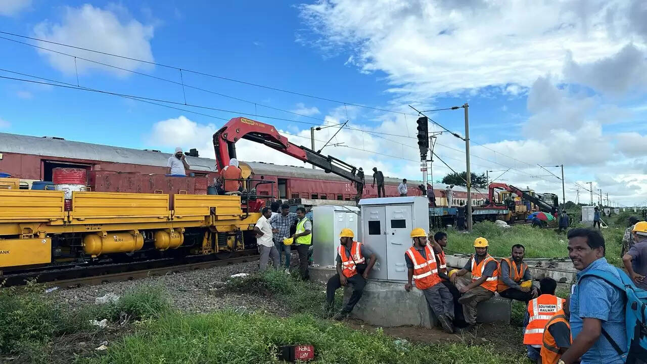 இன்னும் 2 பெட்டிகள் தான்..! ராட்சத கிரேன் மூலம் அகற்றும் பணி தீவிரம்.. முதலில் 2 வழித்தடங்களை சீரமைக்க திட்டம்..