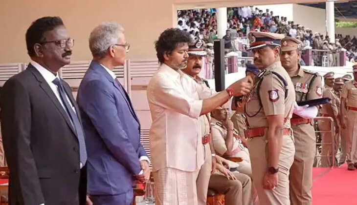 600-க்கும் மேற்பட்ட காவலர்களுக்கு பதக்கங்கள் &nbsp;வழங்கிய முதலமைச்சர் விஜய்!