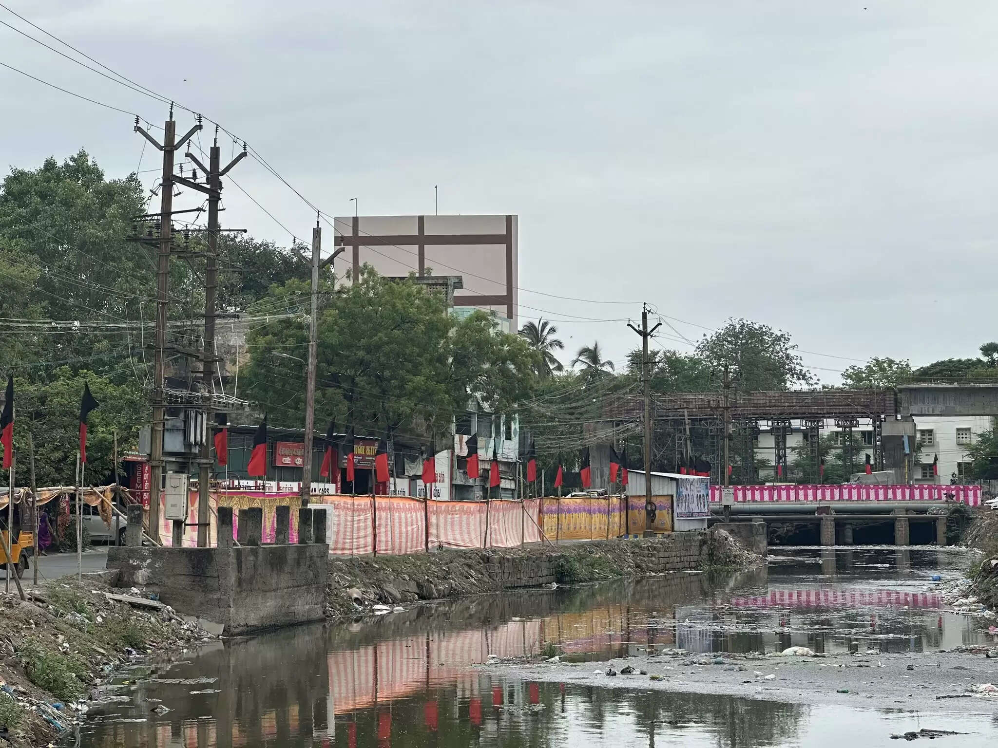 கால்வாய்க்கு திரைச்சீலை.. ஃபுல் மேக்-அப்பில் போட்டோஷூட்.. முதல்வர் வெட்கப்படனும் - அதிமுக கடும் தாக்கு..