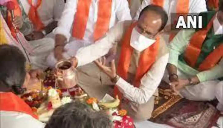 மோடியின் நீண்ட ஆயுளுக்காக பிரார்த்தனை செய்த சிவ்ராஜ் சிங் சவுகான்