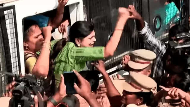 தடையை மீறி போராட்டம்- செளமியா அன்புமணி கைது