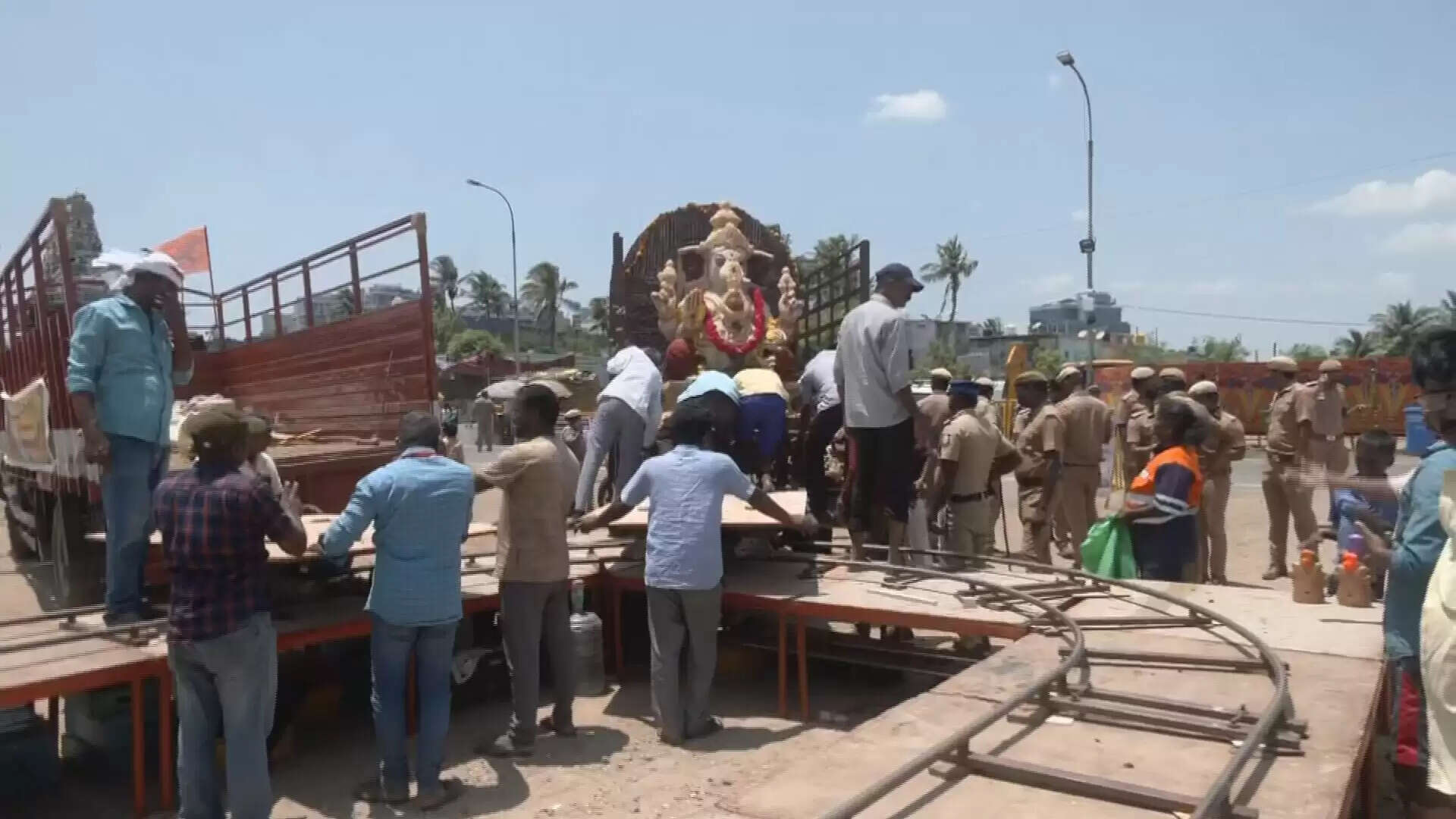 சென்னை பட்டினப்பாக்கம் கடற்கரையில் க்ரேன் மூலம் விநாயகர் சிலைகள் கரைப்பு..