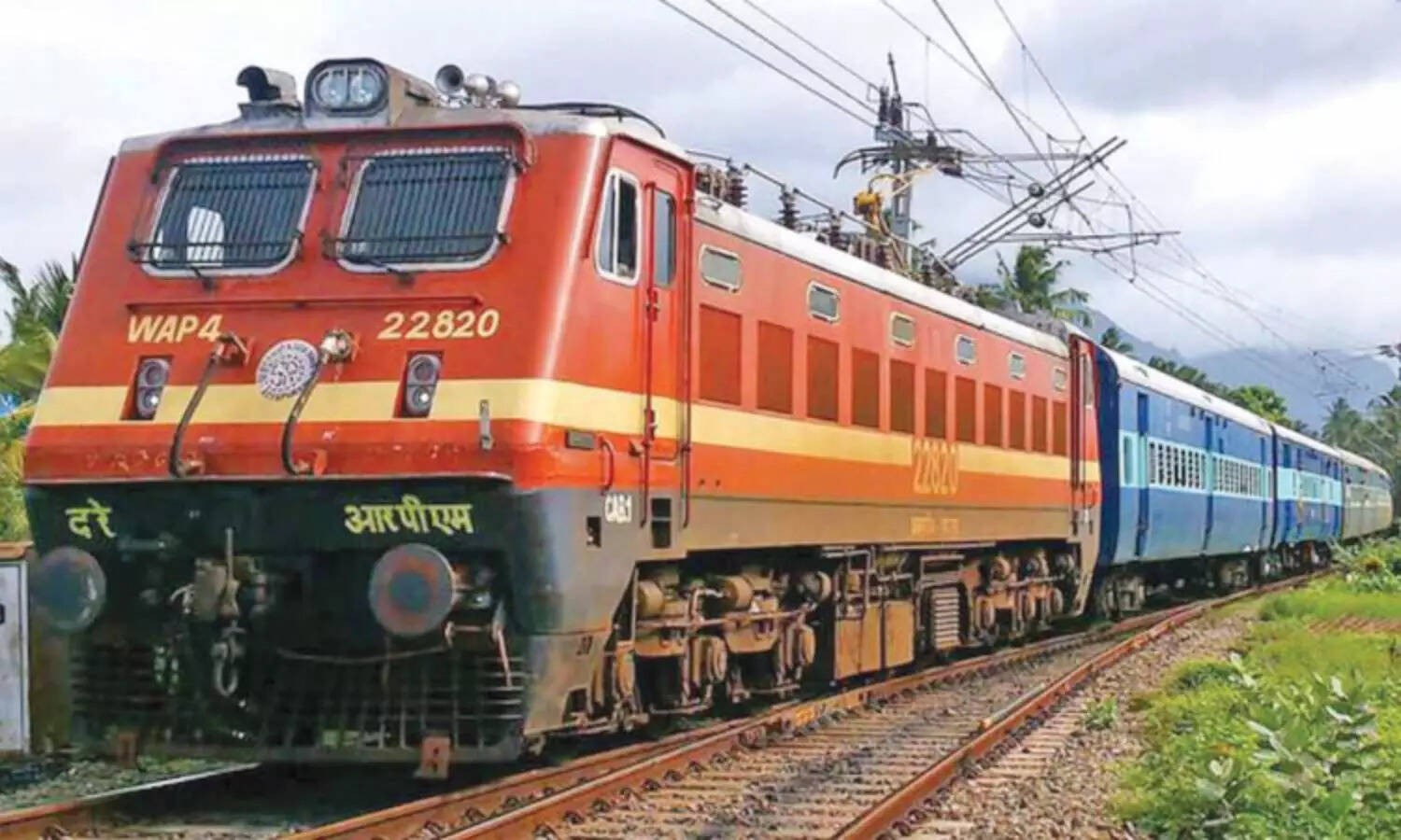 பயணிகளுக்கு குட் நியூஸ்..! இனி ஏசி அல்லாத ஸ்லீப்பர் பெட்டிகளிலும் பெட் சீட், தலையணை வழங்க முடிவு..!