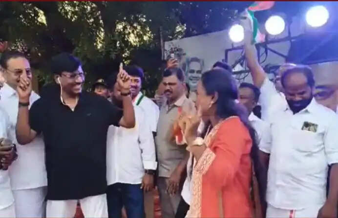 “வாடி வாடி வாடி வாடி கைப்படாத படாத சிடி”- அரசுப் பள்ளியில் அமைச்சர் குத்தாட்டம்