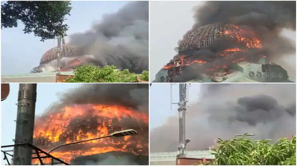இந்தோனேசியா மசூதியில் பயங்கர தீ விபத்து: இடிந்து விழுந்த கோபுரம்.. வைரலாகும் வீடியோ.. 