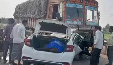 டயர் வெடித்து லாரிக்கு அடியில் சிக்கிய கார்- 6 பேர் பலி