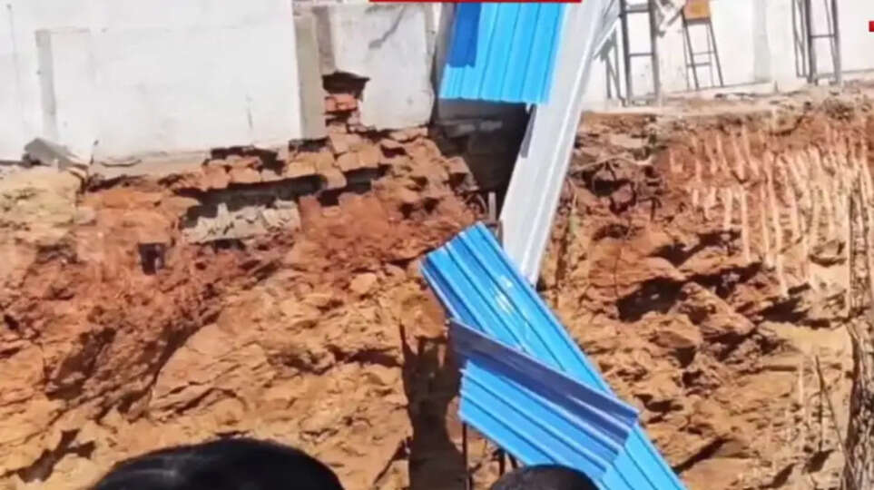 ஐதராபாத்தில் மண்ணில் புதைந்து 3 தொழிலாளர்கள் உயிரிழப்பு