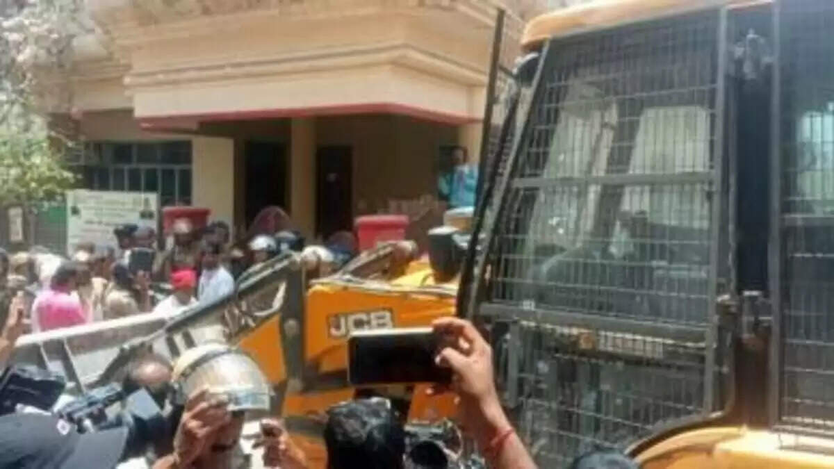 ஜாவேத் முகமதுவின் குடியிருப்பை புல்டோசர் மூலம் இடிக்க தொடங்கிய நிர்வாகம்