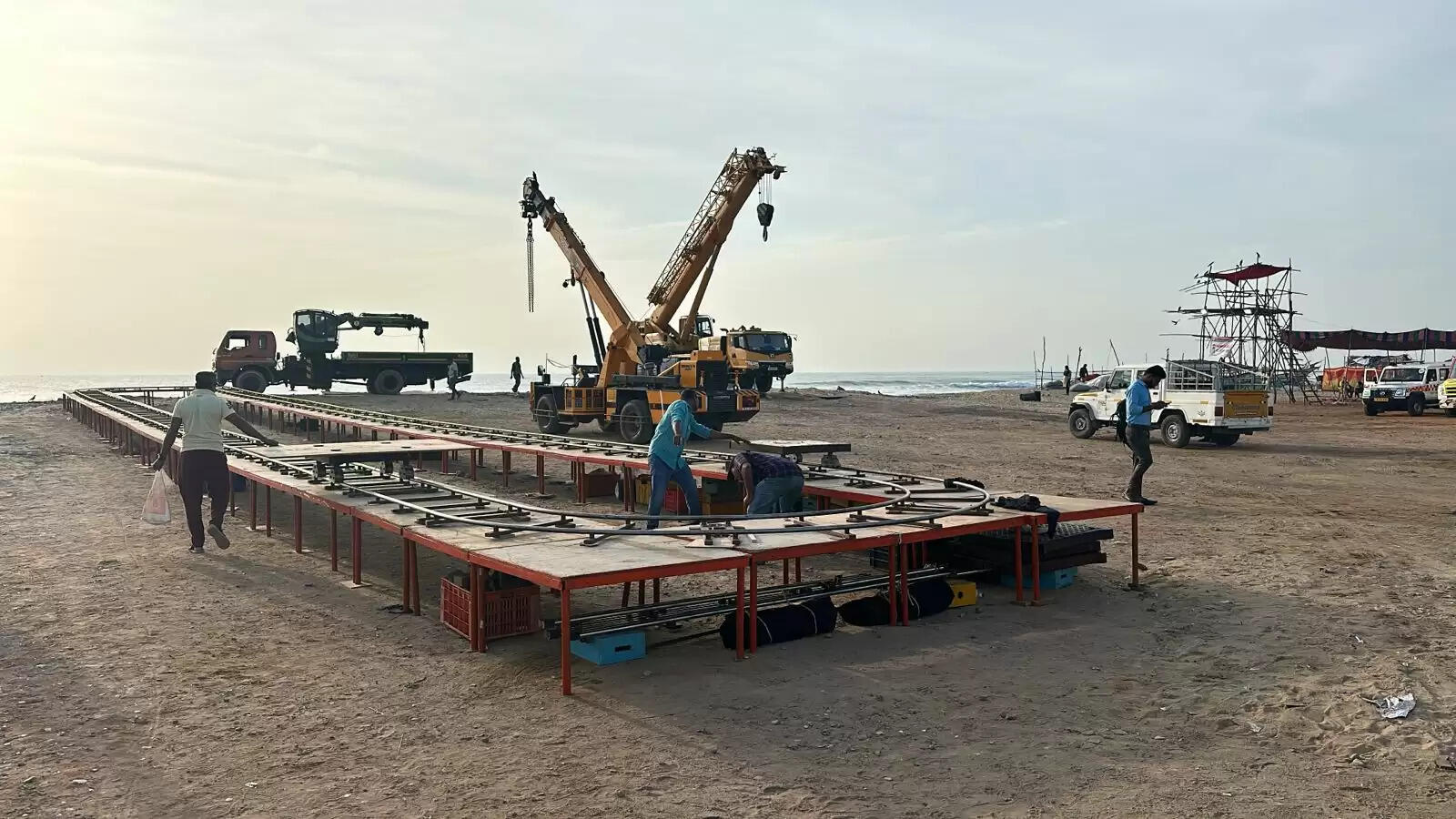 சென்னை பட்டினப்பாக்கம் கடற்கரையில் க்ரேன் மூலம் விநாயகர் சிலைகள் கரைப்பு..