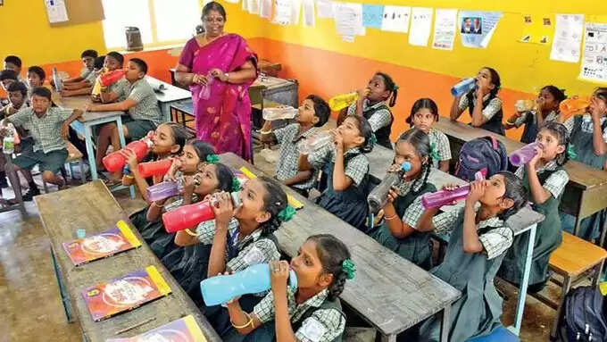 பள்ளிகளில் நடைமுறைக்கு வந்தது ‘வாட்டர் பெல்’ திட்டம்..
