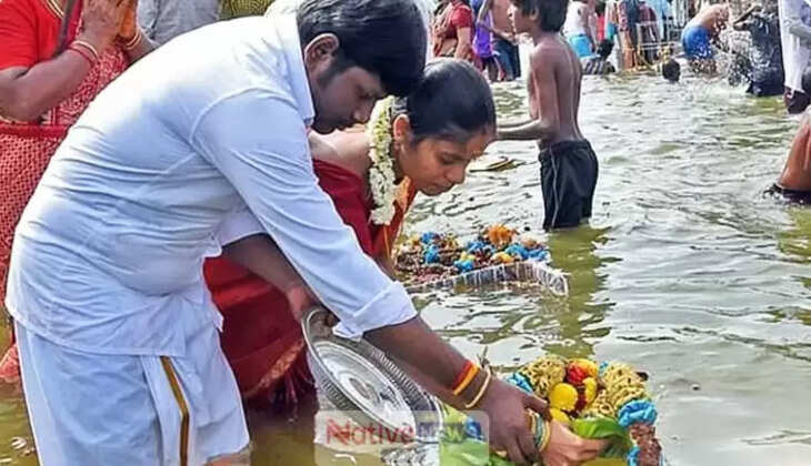 புதுமண தம்பதிகள் காவிரியில் புனித நீராடி, பெண்கள் புது தாலி மாற்றிக்கொண்டனர்.