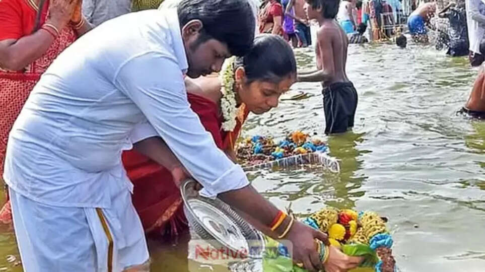 புதுமண தம்பதிகள் காவிரியில் புனித நீராடி, பெண்கள் புது தாலி மாற்றிக்கொண்டனர்.