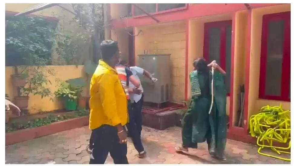  எல்.கே.ஜி சிறுமிக்கு பாலியல் தொல்லை :  பள்ளி முதல்வரின் கார் டிரைவருக்கு தர்ம அடி கொடுத்த பெற்றோர்..