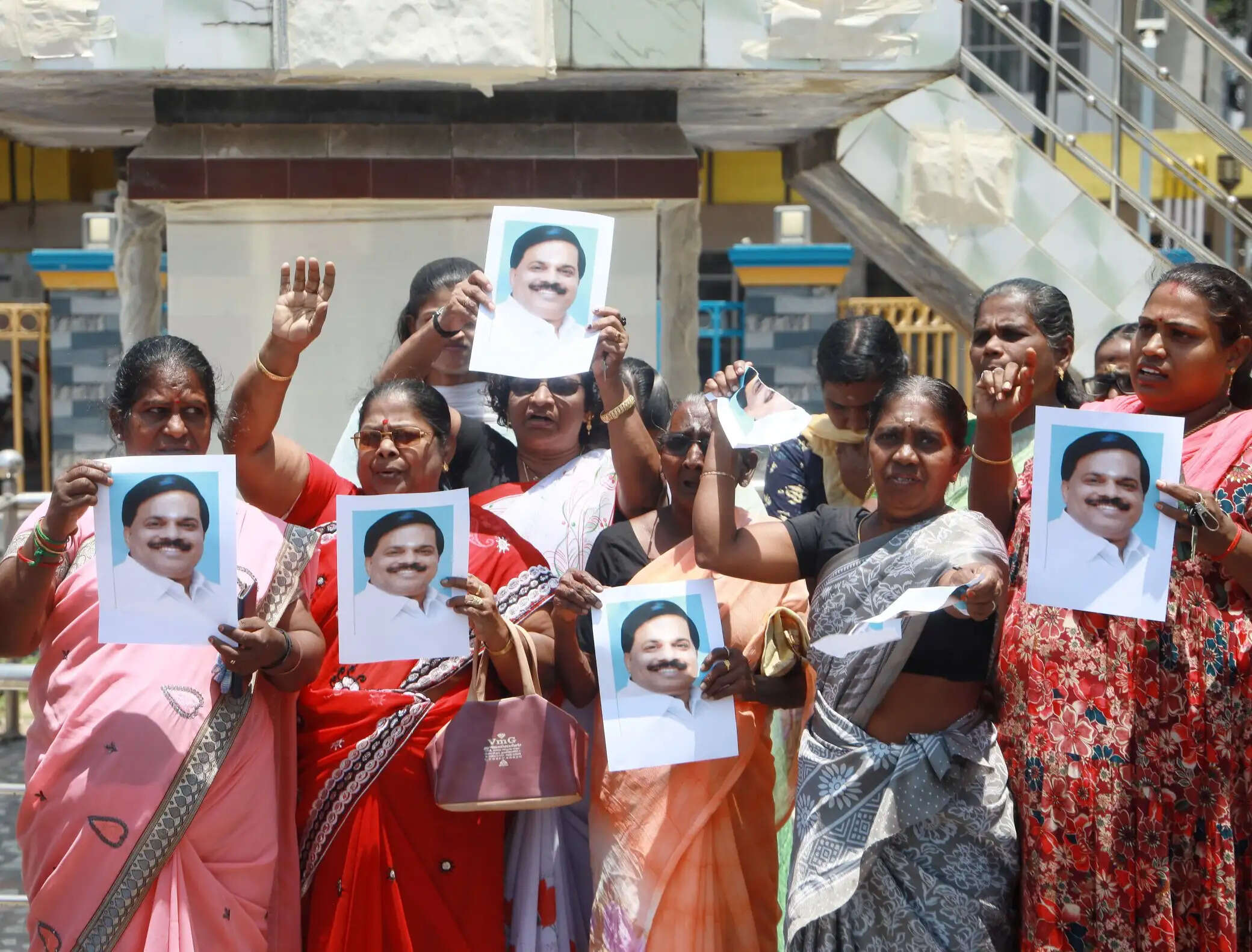 அதிமுகவில் உச்சக்கட்ட உட்கட்சி மோதல்- தளவாய் சுந்தரம் புகைப்படத்தை செருப்பால் அடித்த மகளிர் அண்இ
