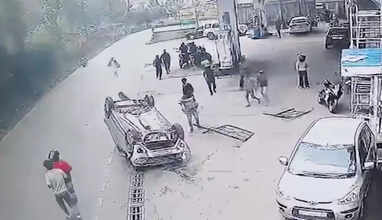 உதகையில் அந்தரத்தில் பறந்து கார் விபத்து&nbsp;