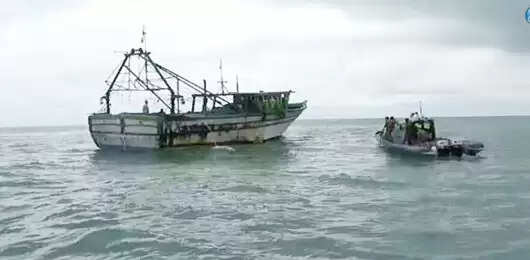 நடுக்கடலில் காரைக்கால் மீனவர்களை தாக்கி வழிப்பறி - இலங்கை கடற்கொள்ளையர்கள் அட்டகாசம்..