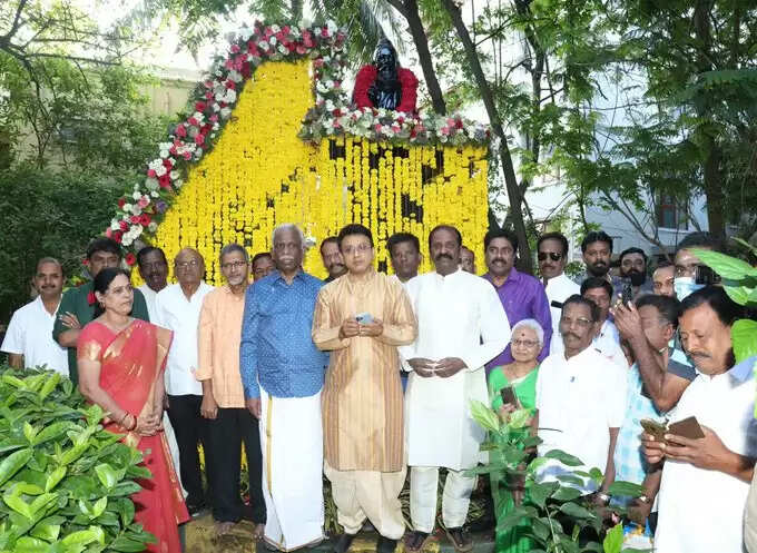 காவிச்சாயம் அடித்தால் திருவள்ளுவர் மதம் மாறிவிட மாட்டார் - வைரமுத்து..