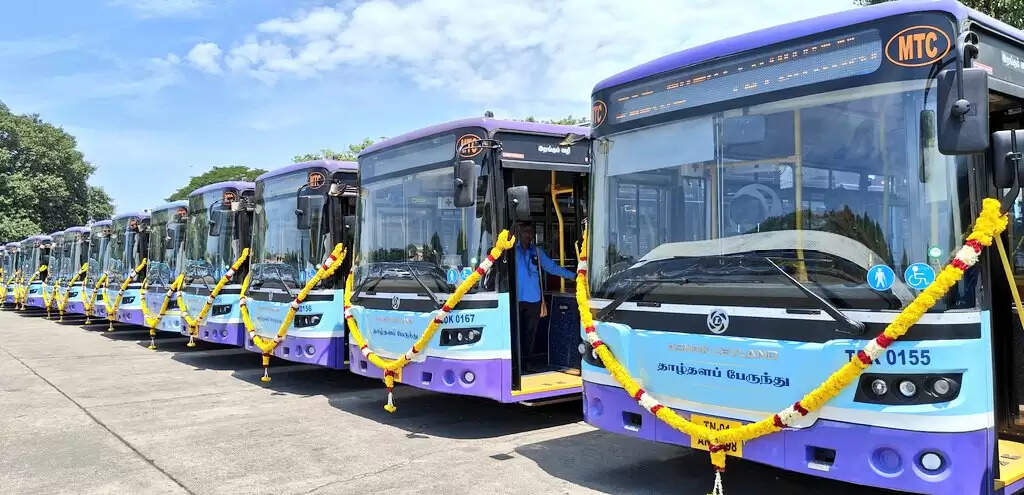 100 தாழ்தள பேருந்துகளின் சேவையை தொடங்கி வைத்த அமைச்சர் உதயநிதி..