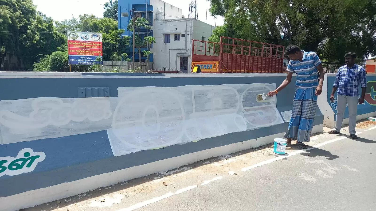 விழுப்புரம் மாவட்ட அதிமுக அலுவலகம் மற்றும் சுவர் விளம்பரங்களில் ஓபிஎஸ் பெயர்,  படம் அழிக்கப்பட்டுள்ளன.