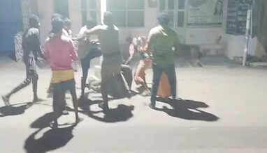 லத்தியை பிடுங்கி காவலர்களை தாக்கிய