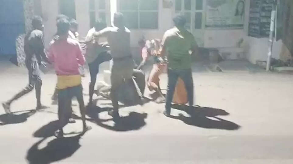 லத்தியை பிடுங்கி காவலர்களை தாக்கிய